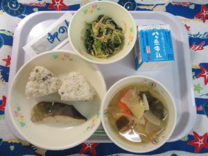 昔の給食（おにぎり）