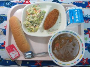 昔の給食（コッペパン）