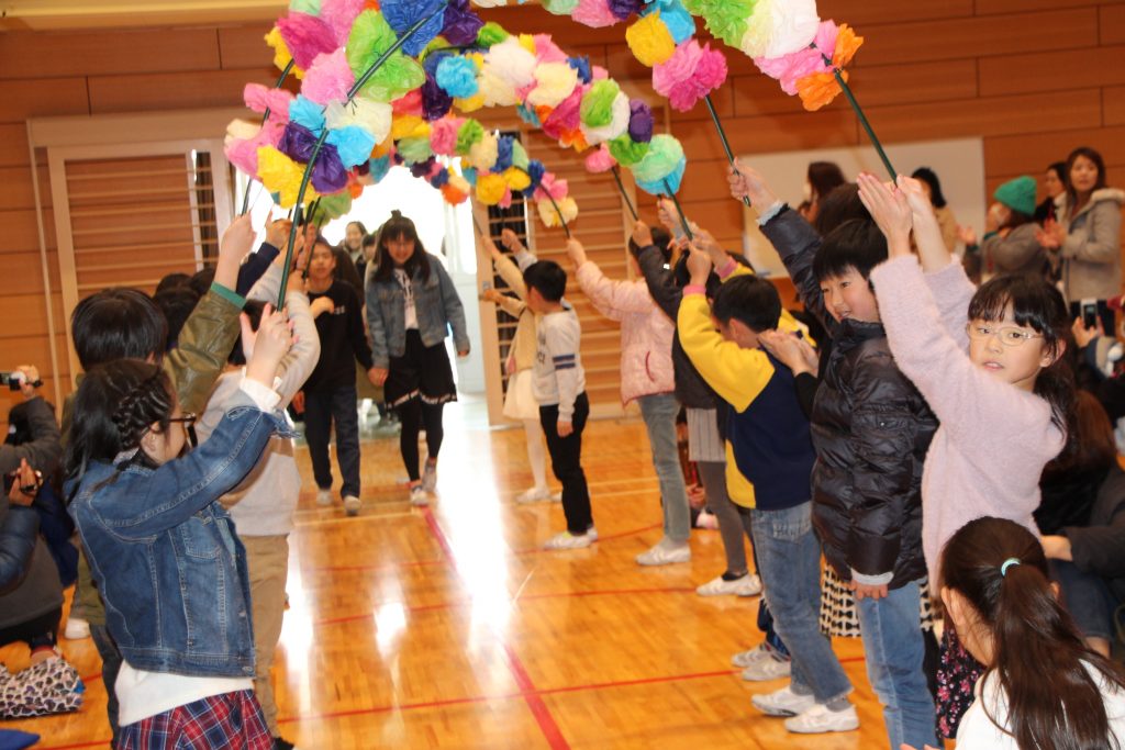 6年生を送る会①～感謝の気持ちを伝えよう！全校合唱・3年生・1年生～ 竜王小学校