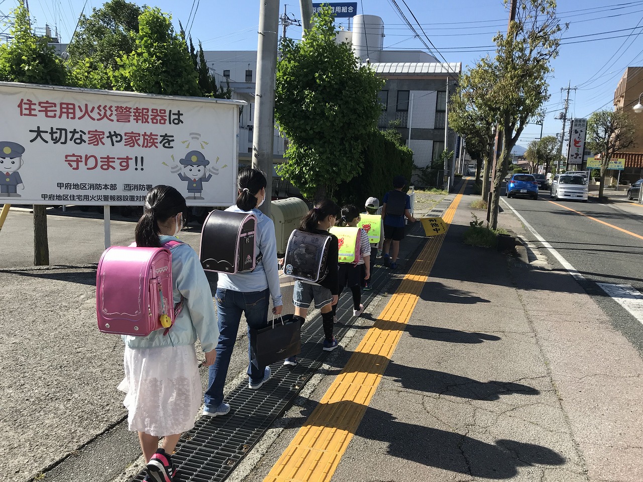 分散登校3日目①~登校の様子~ – 竜王小学校