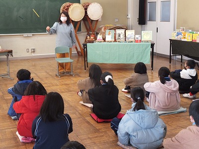 先週行われた，お話会「おはなし たまてばこ」の様子です。 敷島北小学校